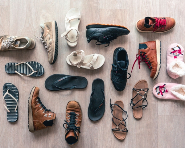 Saamhorigheid verbeeld als schoenen van familie die bij elkaar staan