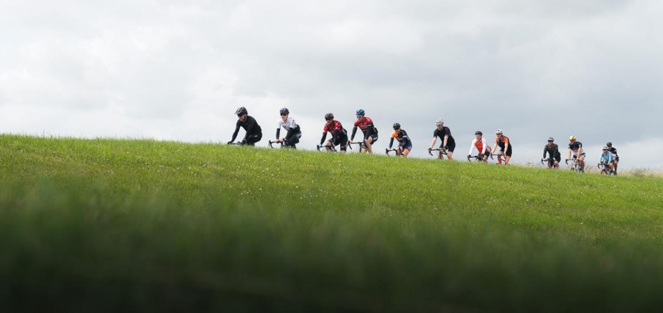 colonne fietsers met grasbult ervoor